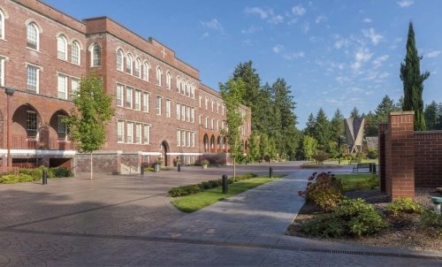 Saint Martin's courtyard, featuring Old main and the fountain